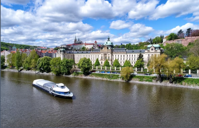 Lunch Cruise in Prague - Image 3